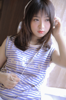 我和闺蜜在公交被八个人挤倒
